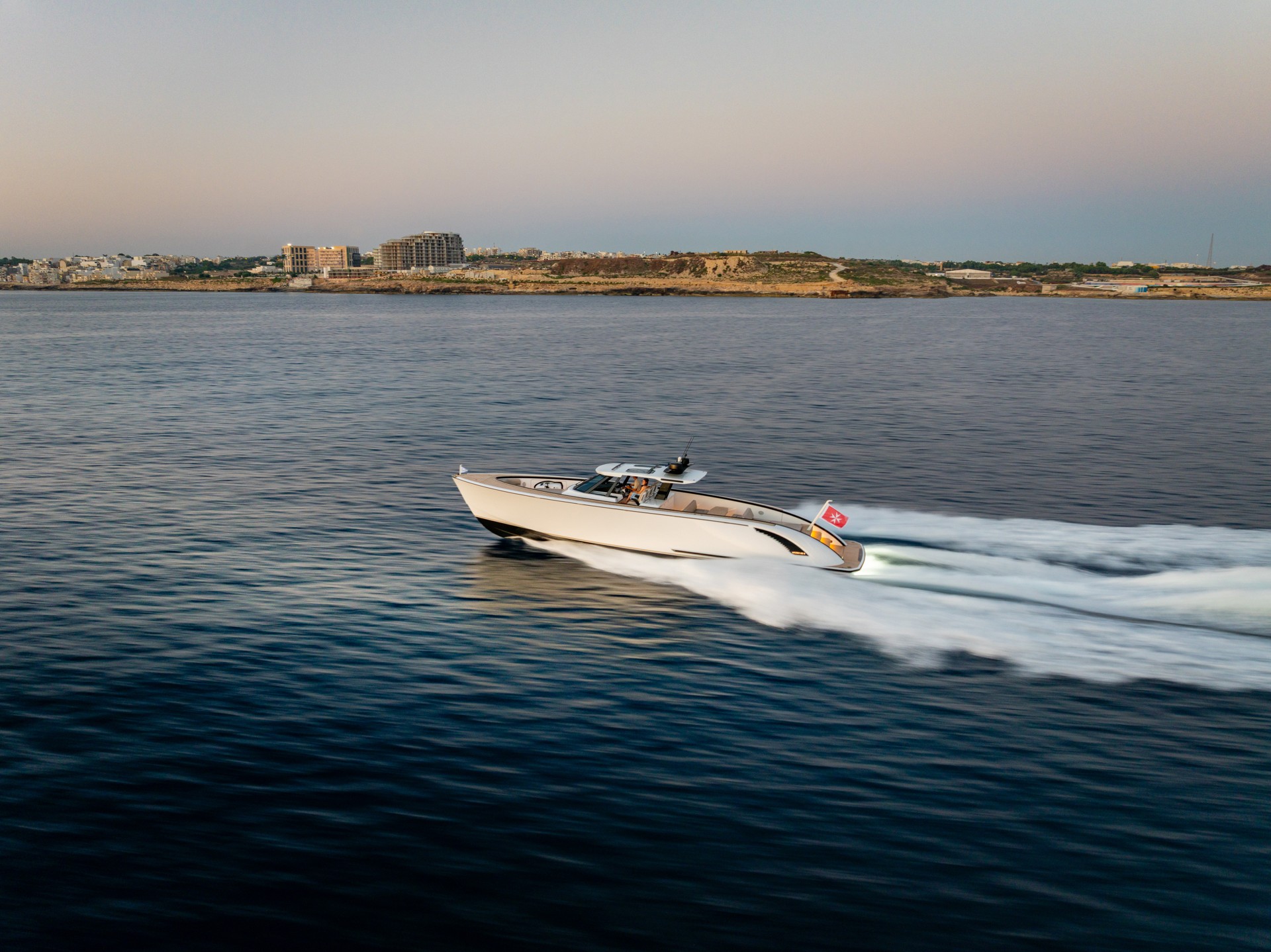 Yacht en navigation sur une mer calme