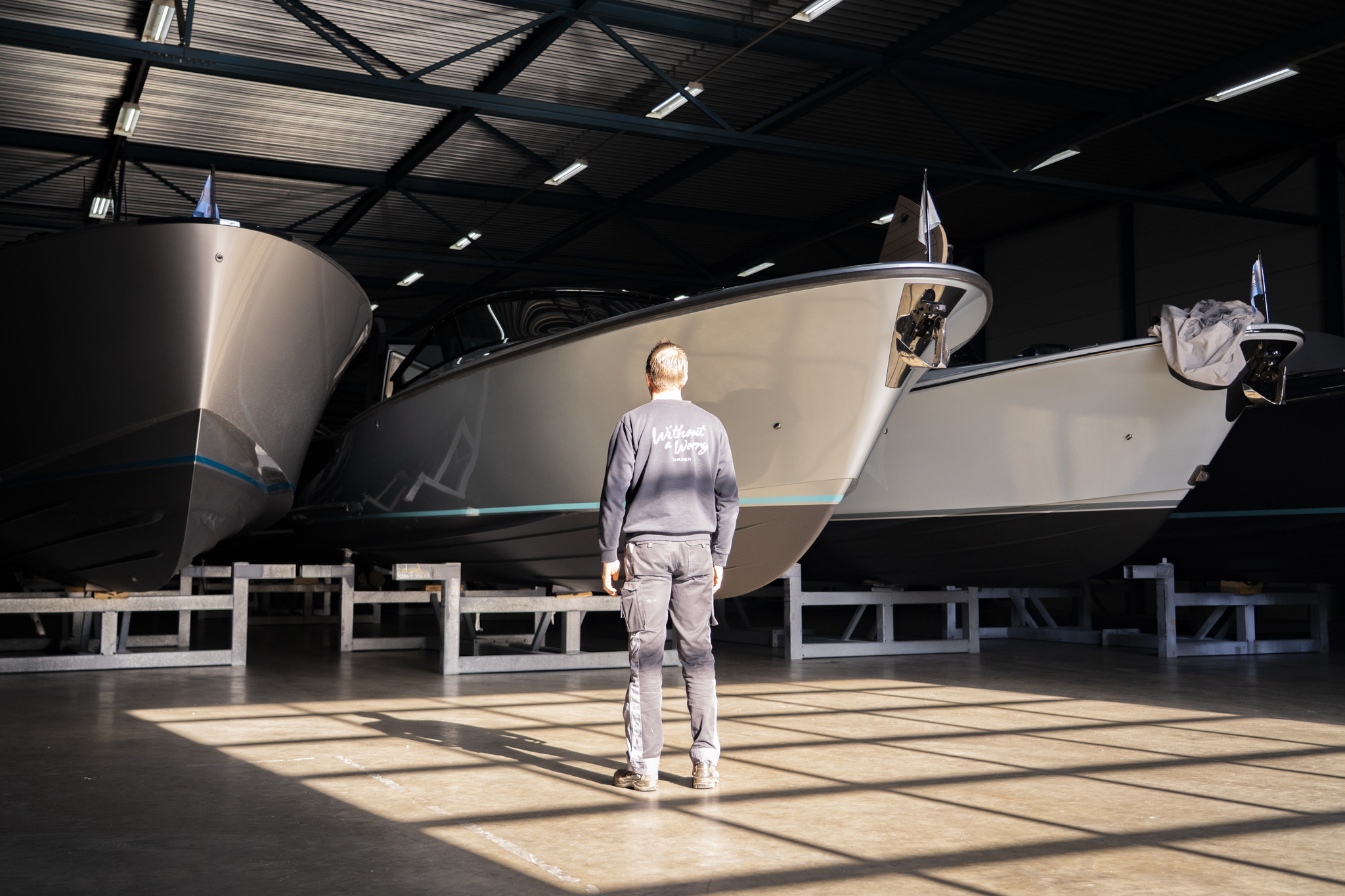 Yachts à moteur sur bers sous hangar
